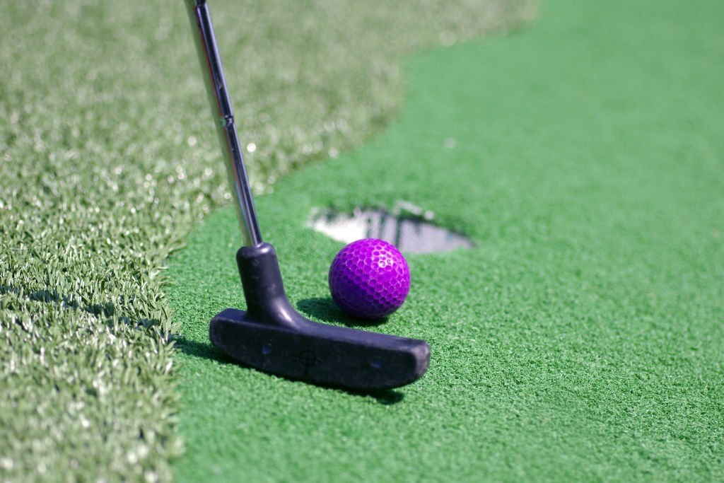 What Are Some Common Mistakes to Avoid While Using a Golf Putter?
